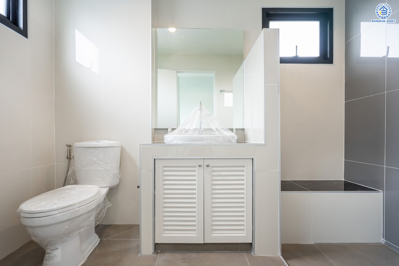 บ้านมือสองตกแต่งใหม่ ม.ชัยพฤกษ์ บางบัวทอง บ้านเดี่ยวหลังมุม แบรนด์ LH เนื้อที่ 72.5 ตร.ว. ฟังก์ชัน 3 ห้องนอน 3 ห้องน้ำ 1 ห้องอเนกประสงค์ จอดรถได้ 1 คัน พร้อม Facilities ครบครัน บนทำเลเดินทางสะดวก ติดถนนบางกรวย-ไทรน้อย ใกล้เซ็นทรัลเวสต์เกต และรถไฟฟ้าสายสีม่วง "สถานีบางพลู"